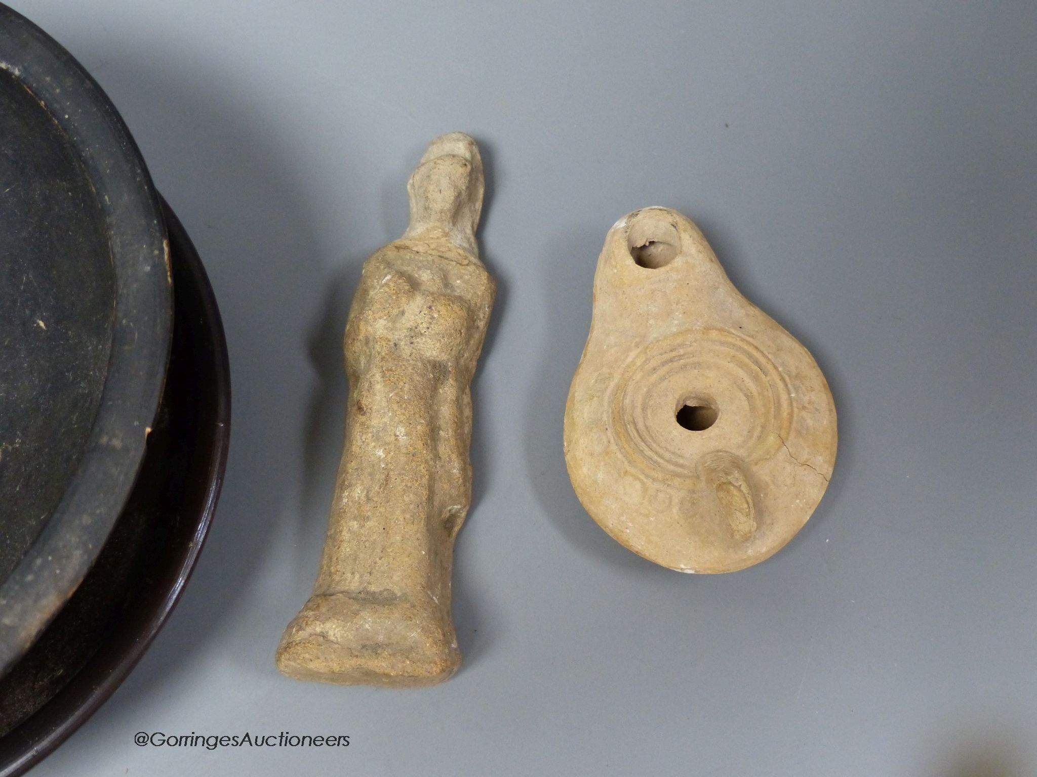 A Roman oil lamp, an ancient terracotta figure and two pre-Columbian bowls, 18cm